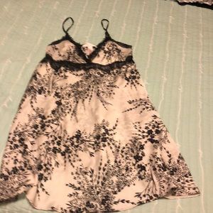 Women’s size medium slip - Oscar de la Renta